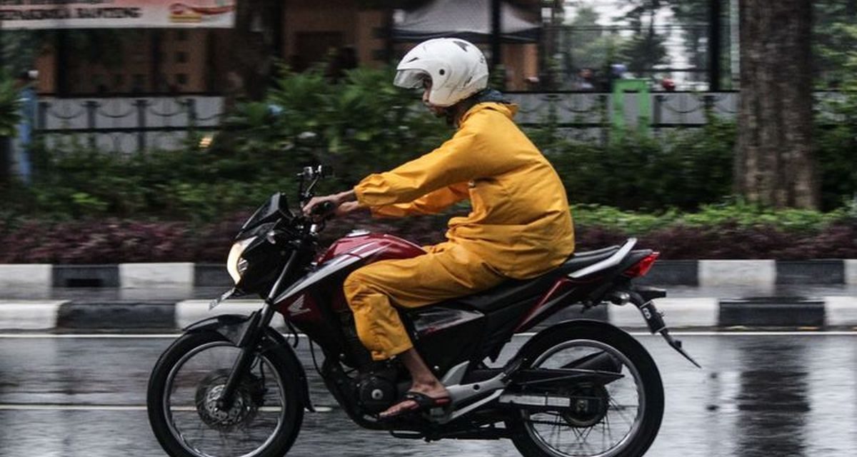 Anti Slipping! Tips Aman Motoran Di Jalan Licin