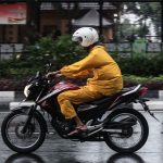 Anti Slipping! Tips Aman Motoran Di Jalan Licin