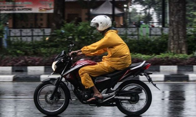 Anti Slipping! Tips Aman Motoran Di Jalan Licin