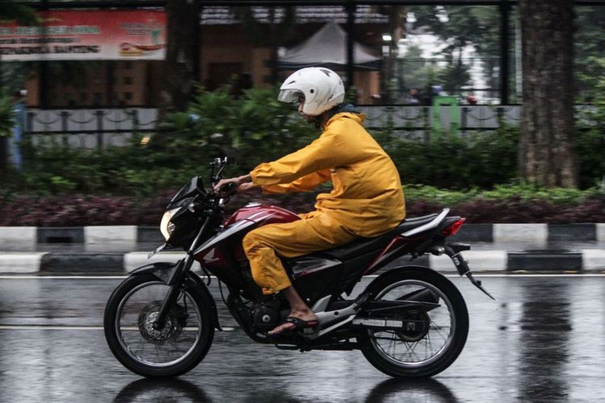 Anti Slipping! Tips Aman Motoran Di Jalan Licin