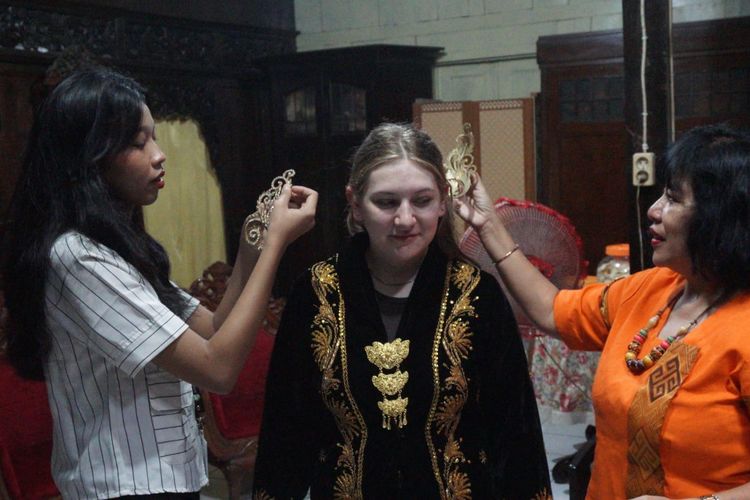 Pengalaman Pembelajaran Budaya Jawa Oleh Mahasiswa Asing