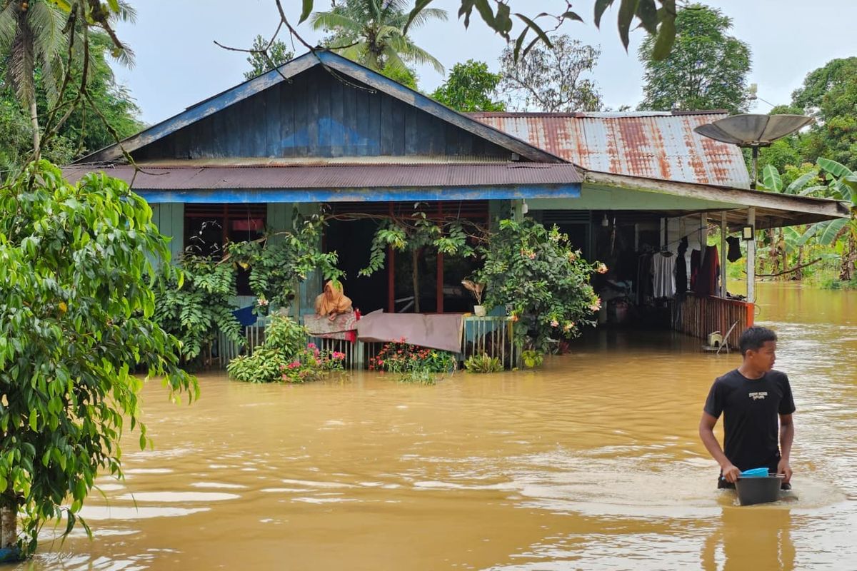 Banjir merendam permukiman warga di Desa Sukaraja akibat curah hujan tinggi