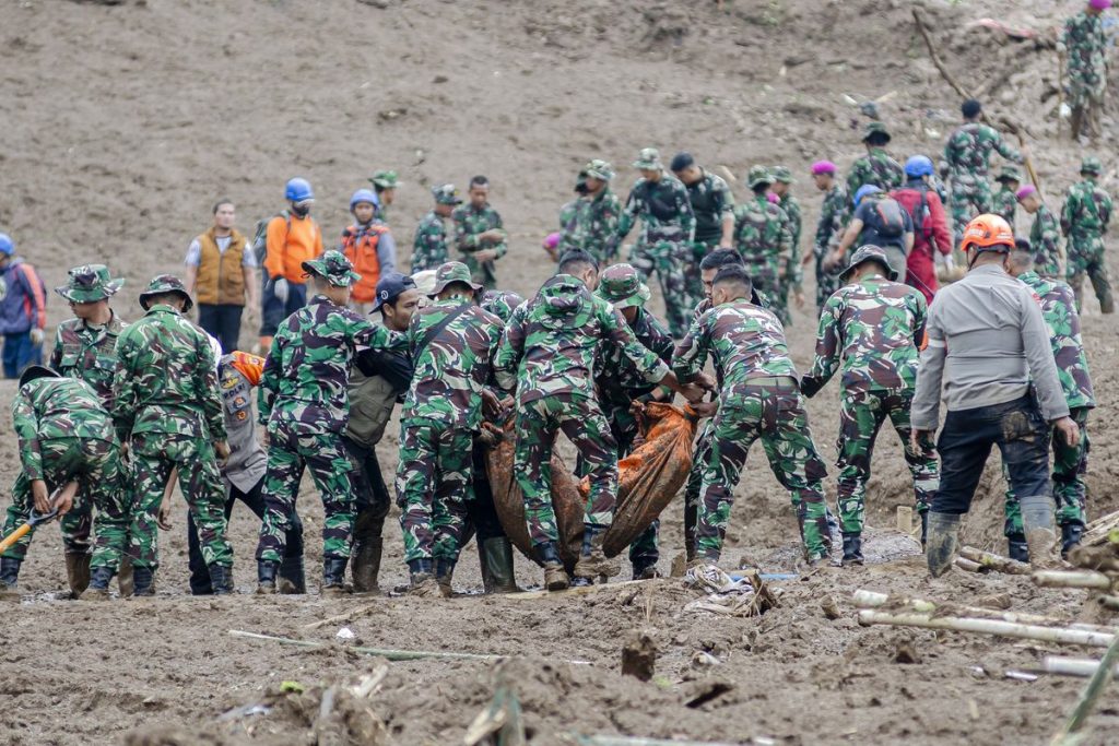 Proses identifikasi korban longsor Bandung Barat oleh tim DVI BNPB