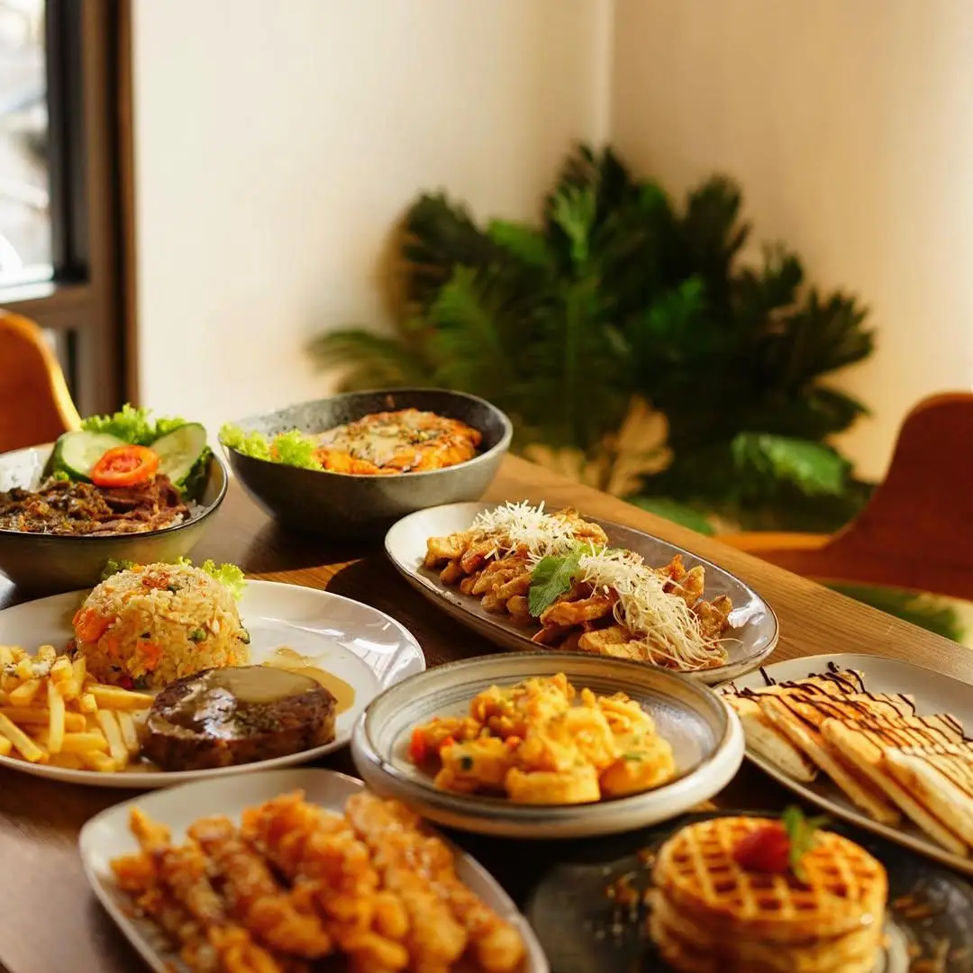 Berbagai camilan seperti nutella bread, singkong crispy, dan potato ball di Pance Coffee Metro.