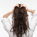 Tidur dengan Rambut Basah: Risiko Yang Harus Perlu Diwaspadai