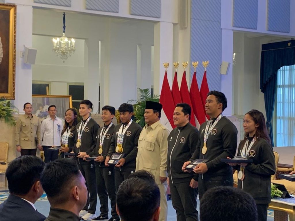 Presiden Prabowo Subianto menyerahkan bonus apresiasi kepada atlet berprestasi SEA Games 2025 di Istana Negara