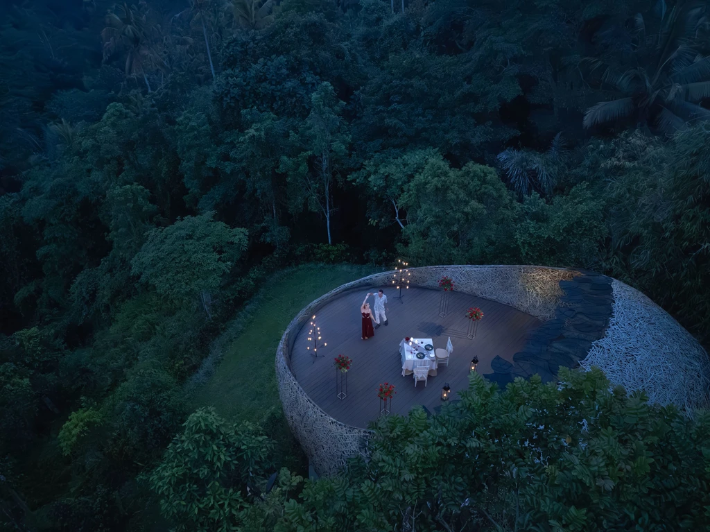 Pasangan menikmati makan malam romantis di Padma Resort Ubud