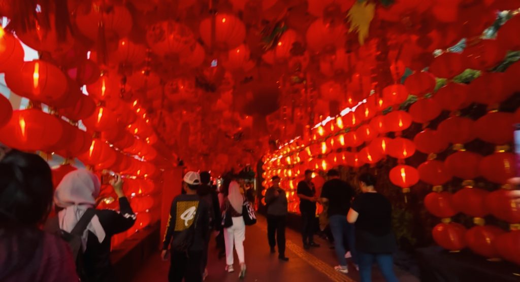 Lampion merah menghiasi Bundaran HI Jakarta menjelang perayaan Tahun Baru Imlek 2026