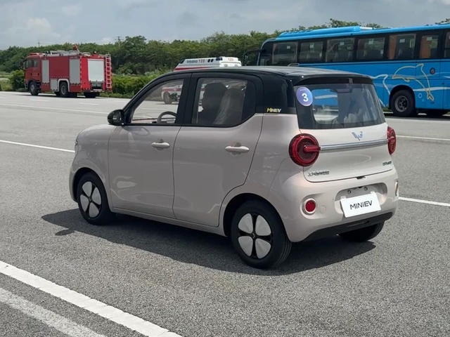 Wuling Aira EV dipamerkan menjelang peluncuran resmi di GIIAS 2026 dengan desain city car listrik terbaru.