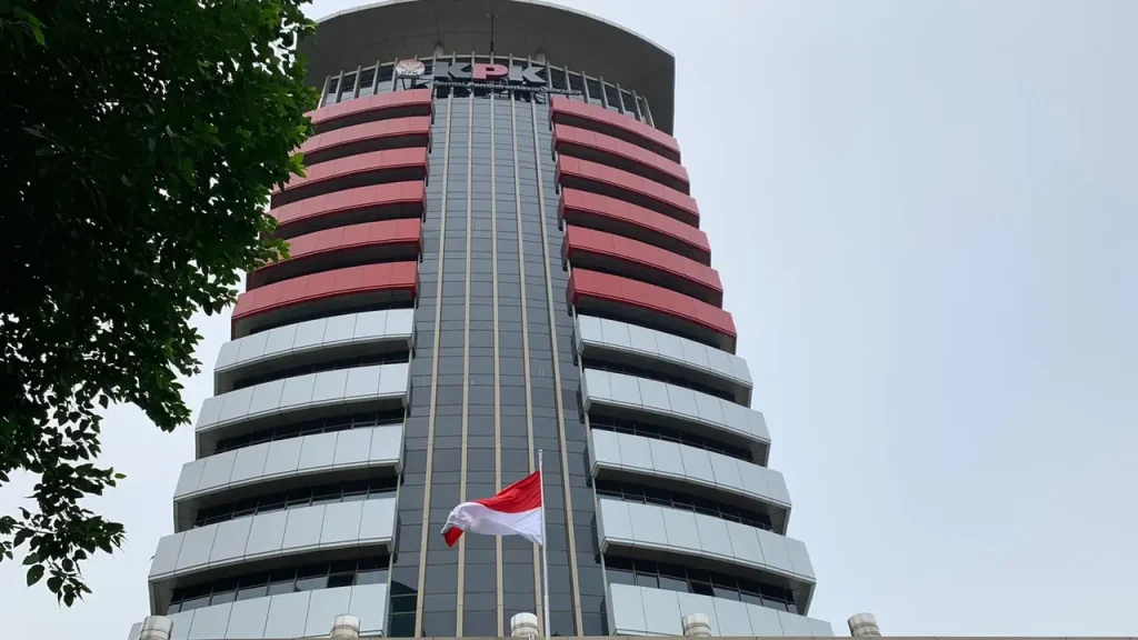 Tim penyidik KPK menggeledah rumah Anggota BPK Bobby Adhityo Rizaldi terkait penyidikan dugaan suap audit Pemerintah Kabupaten Muara Enim.