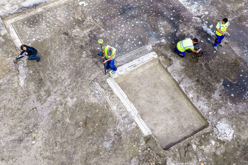 Prasasti Junia Rufina pada sumur Romawi kuno berusia hampir 2.000 tahun di situs arkeologi Butrint, Albania.