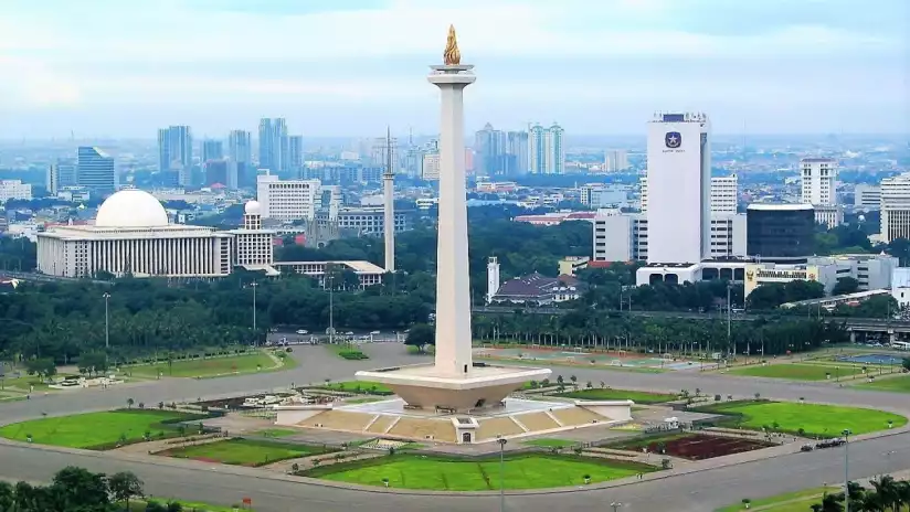 Pengunjung menikmati suasana wisata di salah satu destinasi populer Jakarta seperti Monas, Kota Tua, Ancol, TMII, atau Kebun Binatang Ragunan.