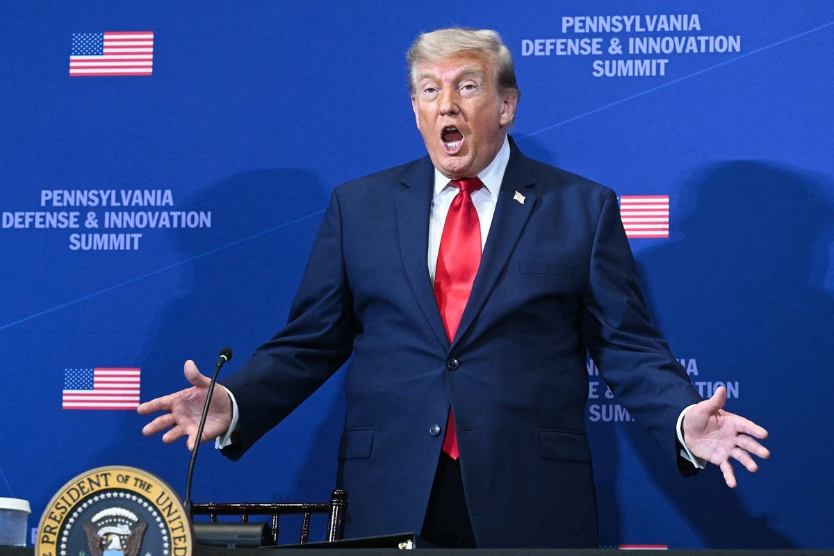Presiden Donald Trump menyampaikan ancaman balasan terhadap Iran setelah serangan rudal yang menargetkan pangkalan militer Amerika Serikat di Yordania.