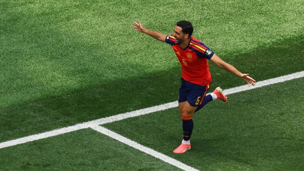 Mikel Merino bersama pemain Timnas Spanyol merayakan kemenangan usai memastikan lolos ke semifinal Piala Dunia 2026 jelang menghadapi Prancis.