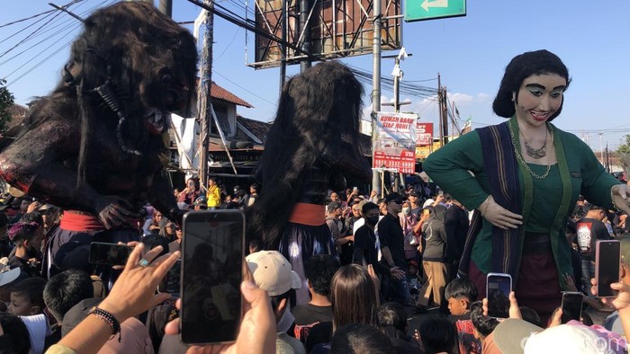 Kirab Tradisi Saparan Bekakak 2026 di Ambarketawang, Sleman, diikuti bregada prajurit, ogoh-ogoh, dan ribuan warga menuju Situs Gunung Gamping.