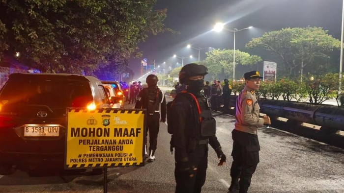 Personel Brimob Polda Metro Jaya mengamankan enam pemuda dalam patroli gabungan di Jakarta Utara, termasuk terduga pelaku begal dan pembawa narkoba.