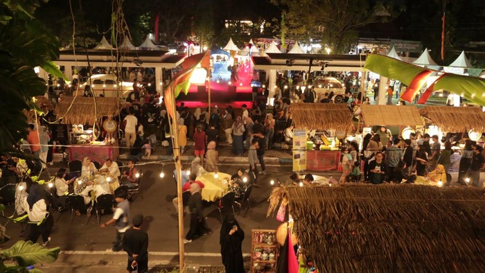 Suasana Tong Tong Night Market 2026 di Malang dengan stan kuliner tradisional, pertunjukan seni budaya, dan pengunjung menikmati festival malam.