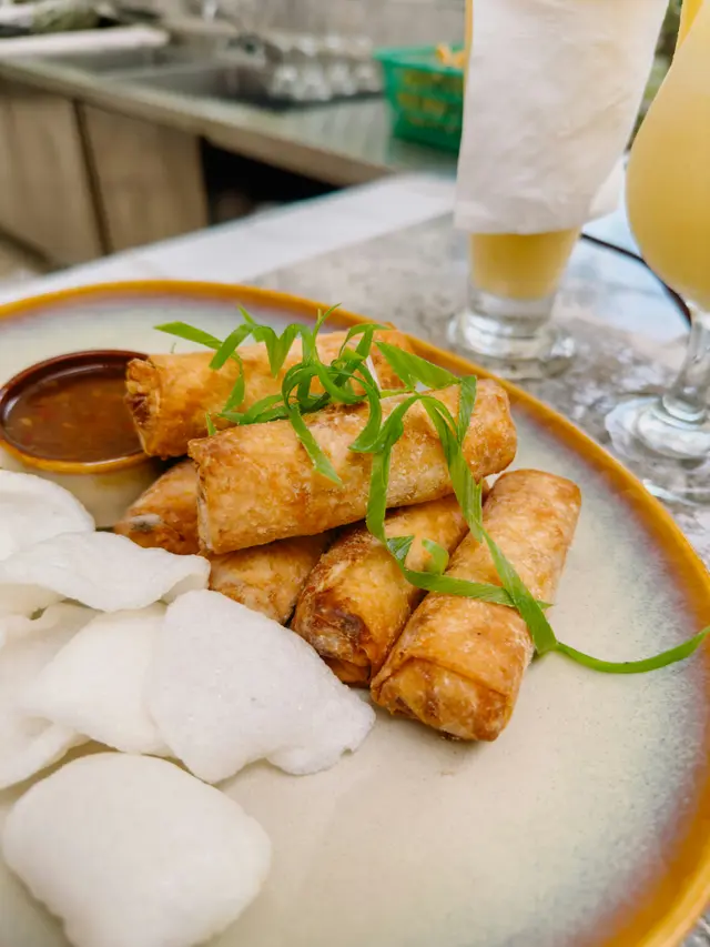 Spring roll ayam renyah dengan kulit keemasan dan isian gurih