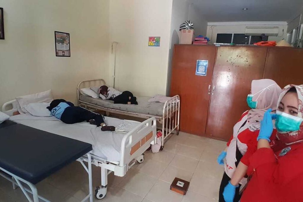Petugas kesehatan menangani siswa SMKN 6 Semarang yang diduga mengalami keracunan setelah menyantap makanan dari program Makan Bergizi Gratis (MBG).
