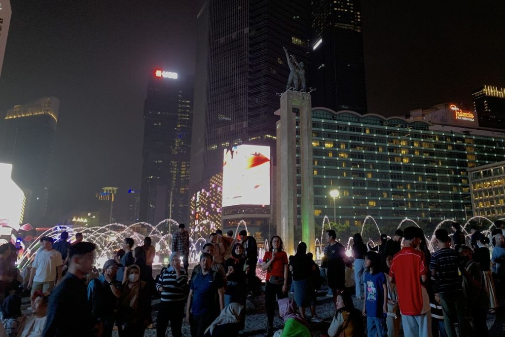 Keramaian warga saat Malam Merdeka HUT ke-81 RI di kawasan Monas hingga Bundaran HI.
