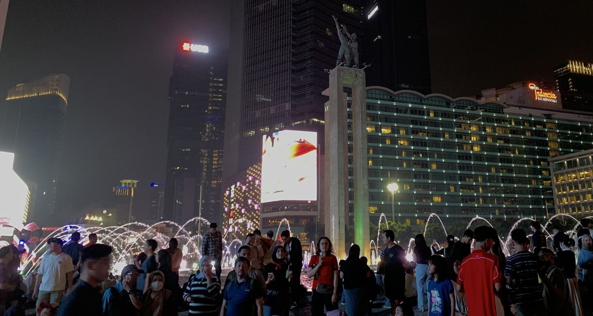 Malam Merdeka HUT ke-81 RI Meriah, Warga Padati Monas hingga Bundaran HI