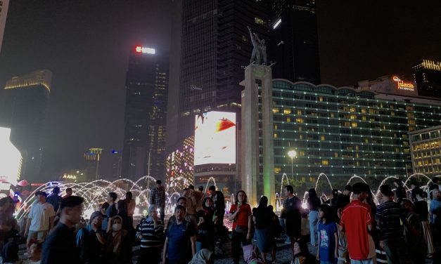 Malam Merdeka HUT ke-81 RI Meriah, Warga Padati Monas hingga Bundaran HI