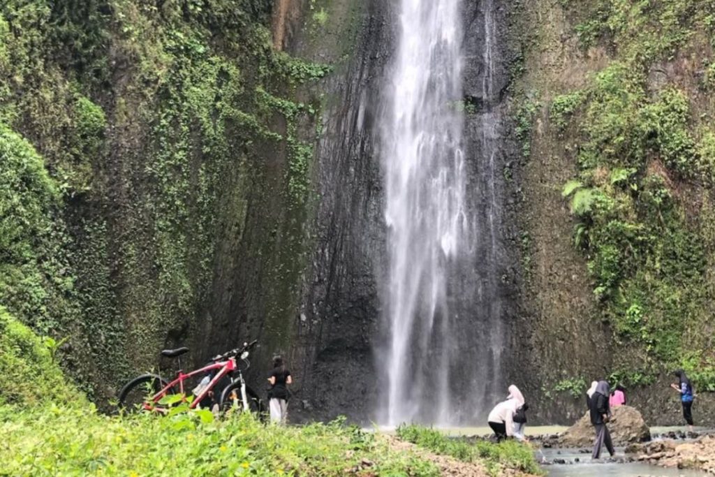 Pemandangan Air Terjun Sidoharjo Kulon Progo di kawasan Perbukitan Menoreh Yogyakarta