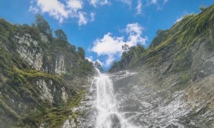 Pesona Air Terjun Sambabo, Wisata Alam Mamasa Setinggi 316 Meter