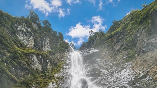 Pesona Air Terjun Sambabo, Wisata Alam Mamasa Setinggi 316 Meter