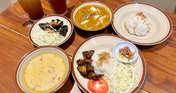 Sajian gule sapi goreng khas Gule Sar Legi dengan daging berbumbu rempah di Jakarta Selatan.