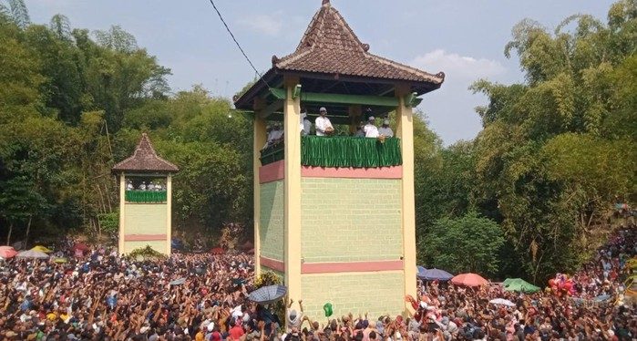 Warga berebut kue apem pada puncak Tradisi Yaaqawiyyu di Jatinom Klaten yang membagikan sekitar 65 ribu apem kepada masyarakat.