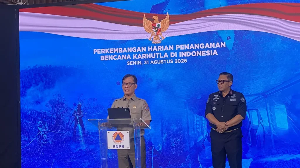 Petugas BNPB melakukan pemadaman kebakaran hutan dan lahan melalui operasi darat dan udara.