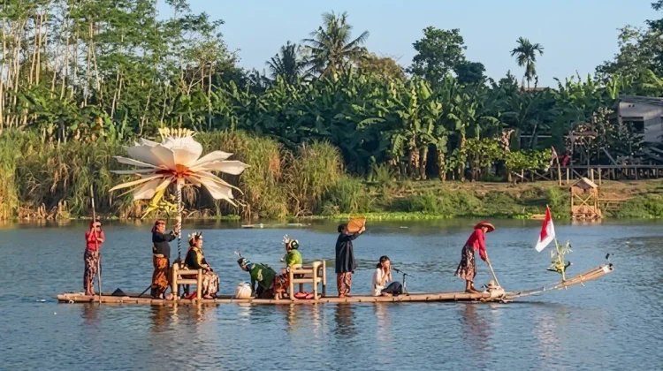 Pertunjukan Manten Gethek dalam Bisik Serayu Festival 2026 di Sungai Serayu Banyumas