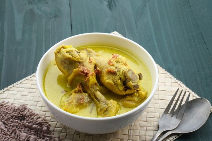 Opor ayam kuning dengan kuah santan gurih dan bumbu rempah